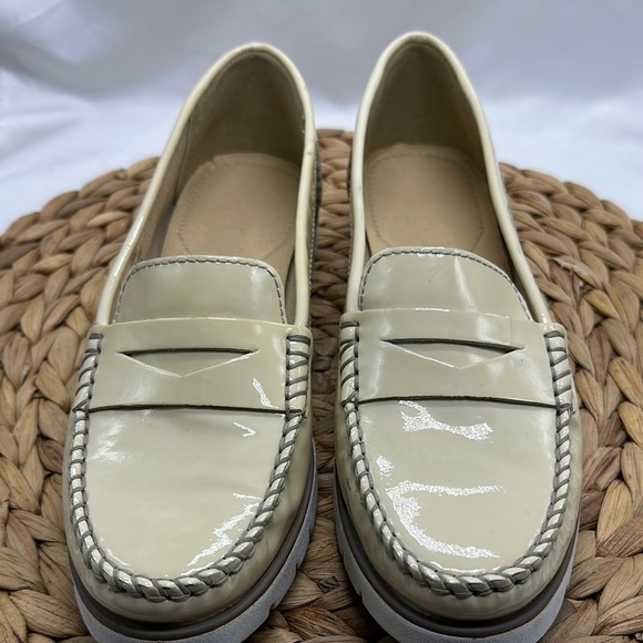 GEOX Made in Morocco Elegant Cream ItalianPatient Leather Loafers for Women - Picture 3 of 11